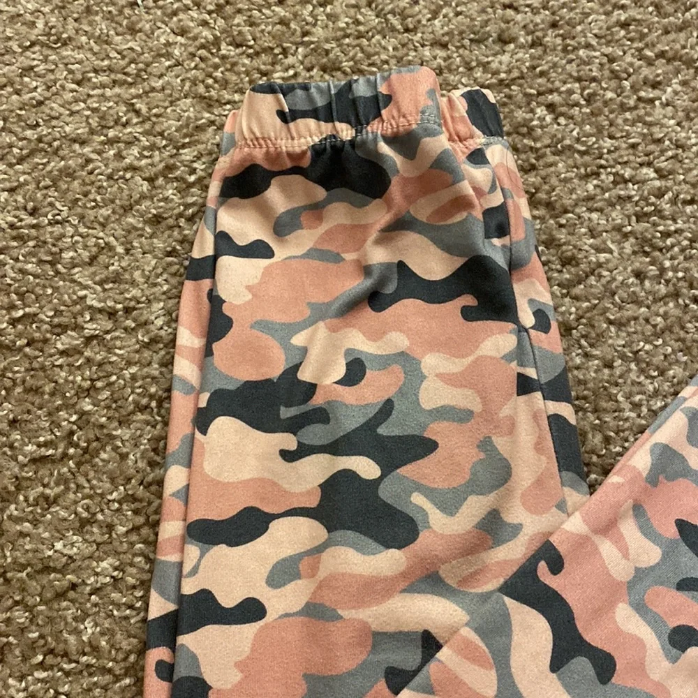 🌸Girls Camo leggings🌸 - Picture 3 of 5